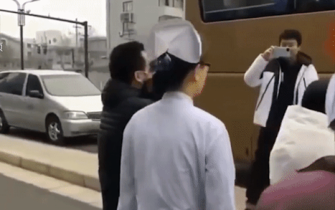 Người đàn ông òa khóc khi tiễn vợ lên đường đến Vũ Hán hỗ trợ đối phó dịch corona Ảnh 2