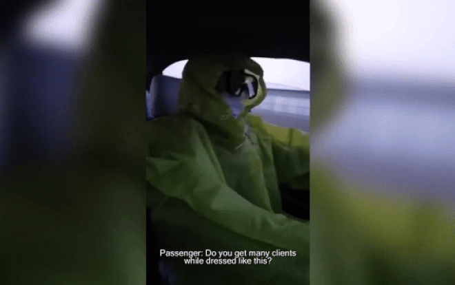 Sợ nhiễm virus corona, tài xế taxi mặc nguyên cả đồ bảo hộ kín mít chở khách Ảnh 2