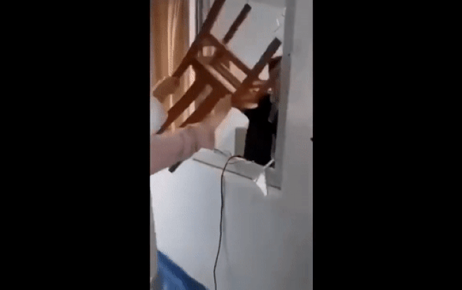 Trở về từ Vũ Hán, người đàn ông tuyệt vọng cầu xin vì bị gia đình giam giữ Ảnh 2