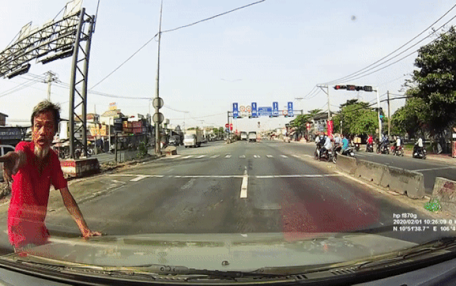 Cụ ông bất chấp nguy hiểm, lao ra giữa đường, chặn đầu ô tô để ‘xin đểu’ Ảnh 2