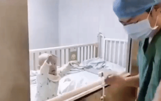 Người bố khóc nghẹn khi con trai bi bô đòi bế trong phòng cách ly bệnh nhân nhiễm virus corona Ảnh 2