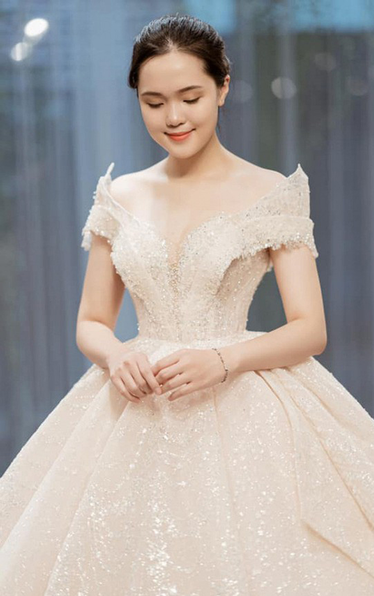 Váy cưới của Quỳnh Anh  vợ Duy Mạnh tốn tiền tỷ đắt nhất hội vợ cầu thủ