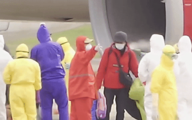 Clip phun khử trùng người từ tâm dịch corona Vũ Hán về Indonesia ngay sau khi xuống máy bay Ảnh 2