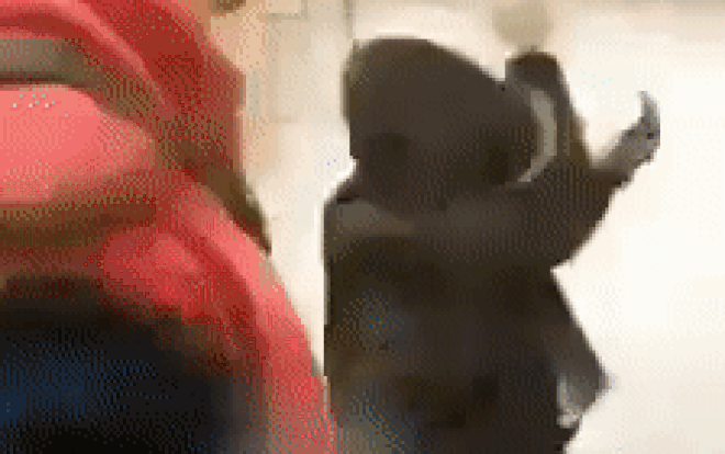 Gã đàn ông tấn công người phụ nữ đeo khẩu trang tại nhà ga, phản ứng của đám đông mới gây kinh ngạc Ảnh 2