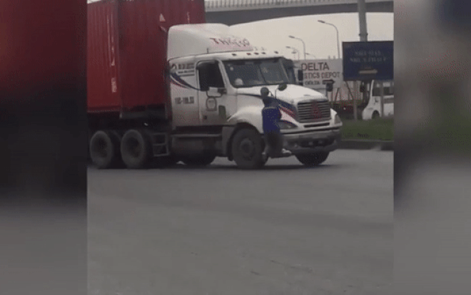 Bất chấp nguy hiểm, người đàn ông bằng mọi giá ‘đu bám’ trên xe container khiến nhiều người thót tim Ảnh 2
