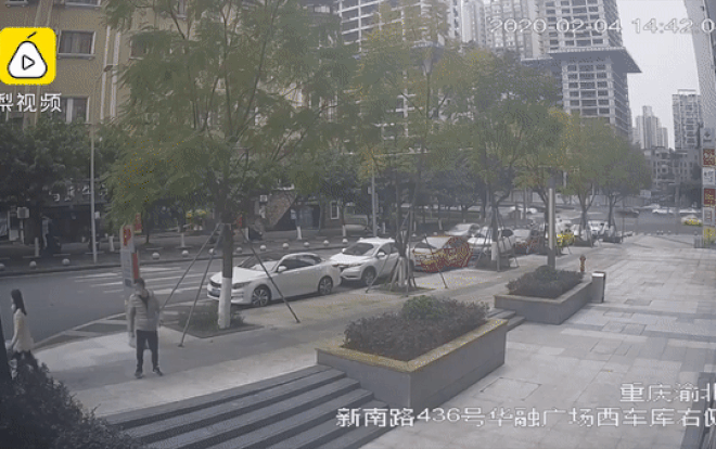 Cãi nhau với bạn gái, chàng trai trút giận bằng cách… nhổ nước bọt vào người đi đường Ảnh 2