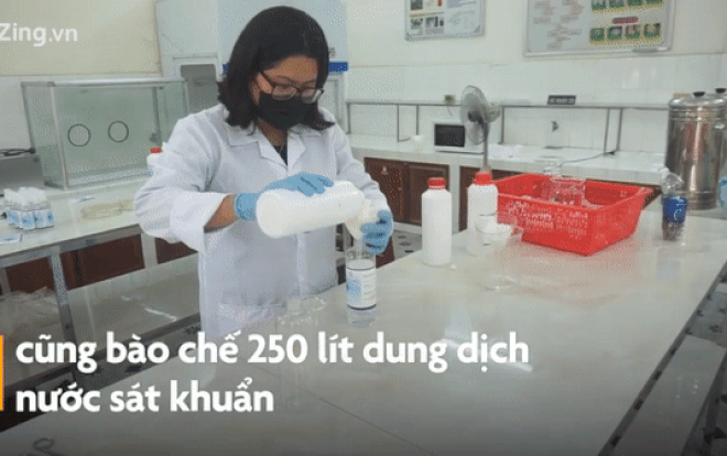 Giảng viên đại học sản xuất nước rửa tay sát khuẩn, tặng miễn phí Ảnh 2