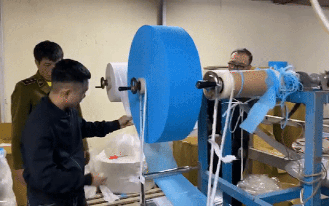 Sốc: ‘Công nghệ’ làm khẩu trang bằng giấy vệ sinh ở Hà Nội giữa dịch virus corona Ảnh 2