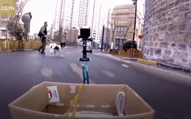 Clip dùng xe điều khiển từ xa đi mua đồ ăn giữa dịch corona hoành hành Ảnh 2