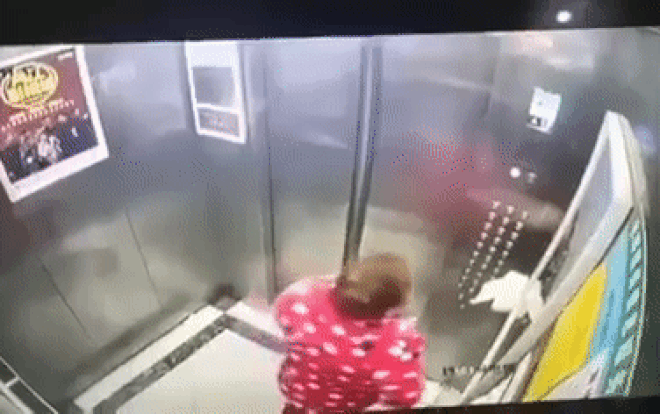 Người phụ nữ nhổ nước bọt lên nút bấm thang máy Ảnh 2