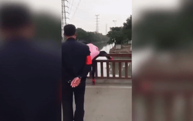 Bị ngăn qua cầu vì không mang khẩu trang, người phụ nữ có hành động khó ngờ Ảnh 2