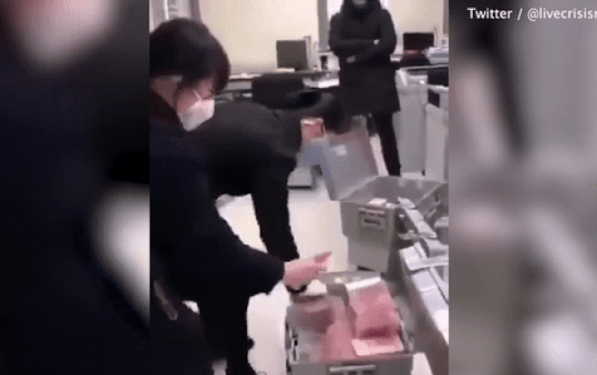 Trung Quốc khử trùng, niêm phong tiền giấy để phòng lây nhiễm Covid-19 Ảnh 2