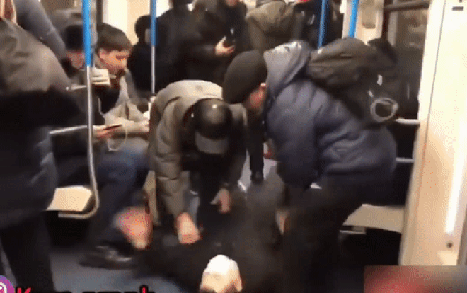 Blogger giả vờ bị nhiễm virus corona co giật trên tàu điện ngầm khiến mọi người hoảng loạn bỏ chạy Ảnh 2