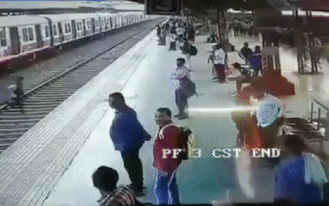 Băng qua đường ray đúng lúc tàu lao đến, cậu bé thoát chết 'thót tim' Ảnh 2