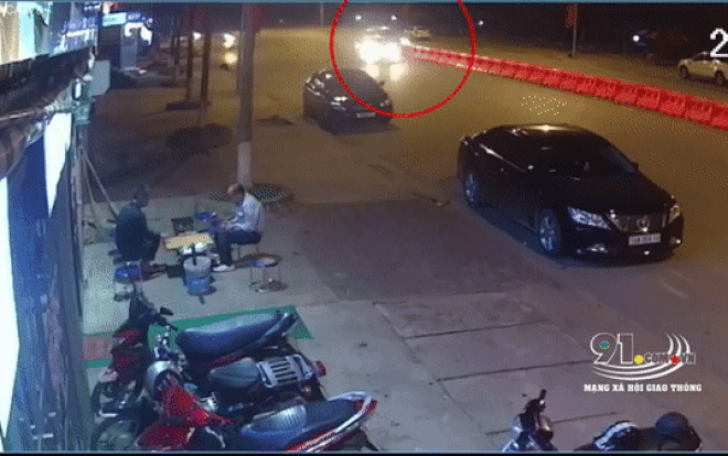 Clip: Khoảnh khắc xe Fortuner tông nát hàng chục mét dải phân cách rồi bỏ đi Ảnh 2