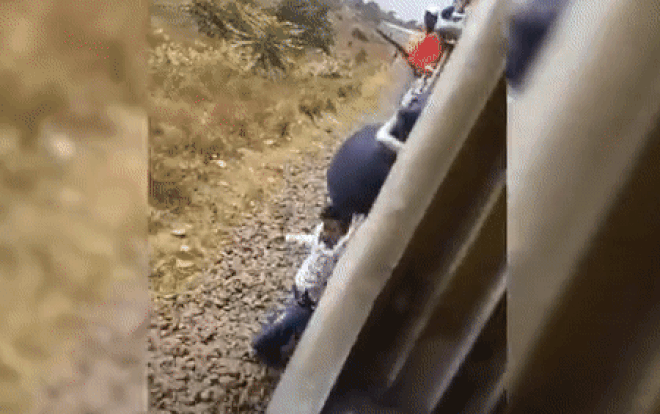 Rơi xuống đường ray lúc tàu đang di chuyển, nam hành khách thoát chết thần kỳ Ảnh 2