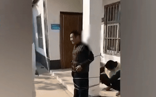 Ra đường mùa dịch nhưng không đeo khẩu trang, người đàn ông bị trói vào cột gây tranh cãi Ảnh 2