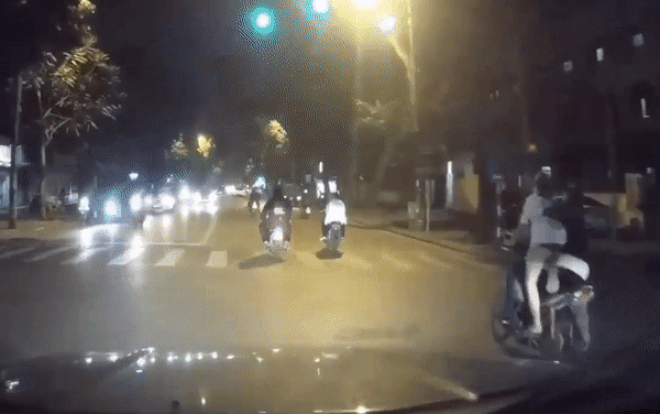 Clip hai ‘nữ quái xế’ vừa đầu trần, vừa hoán đổi tay lái cho nhau trong lúc điều khiển xe máy Ảnh 2