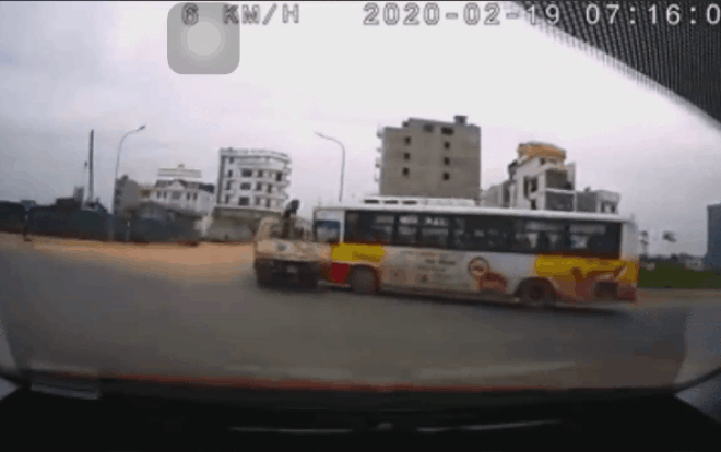 Clip tài xế xe buýt chạy như ‘mơ ngủ’, húc văng xe tải không thương tiếc khiến CĐM ‘rùng mình’ Ảnh 2