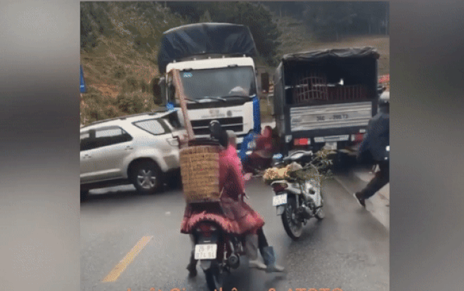 Clip: Hoảng hốt cảnh xe tải lao thẳng vào đám đông dừng trên đường xem tai nạn giao thông Ảnh 2