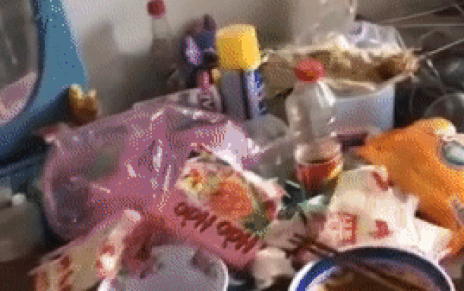 Căn phòng ký túc xá ‘cực bẩn’ của nhóm nam sinh: Đồ đạc ngổn ngang, quần áo bốc mùi, nhìn vào đến nhà vệ sinh chỉ còn biết than trời… Ảnh 2