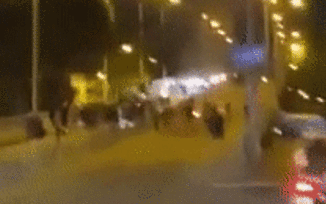 Clip công an nổ súng ngăn chặn 2 nhóm chém nhau ở Sài Gòn Ảnh 2