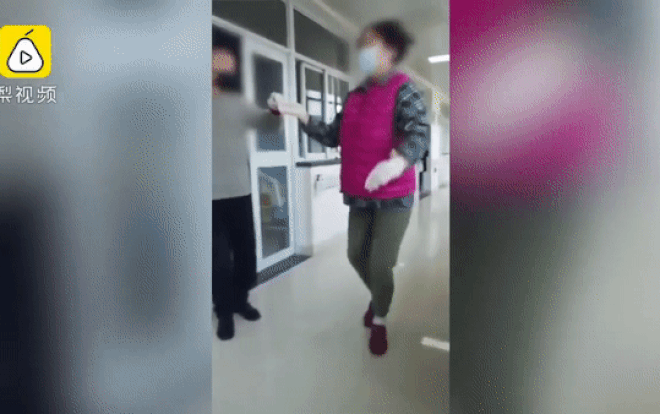 Bệnh nhân cao tuổi ở Vũ Hán vui vẻ nhảy múa, giúp bác sĩ dọn vệ sinh Ảnh 2