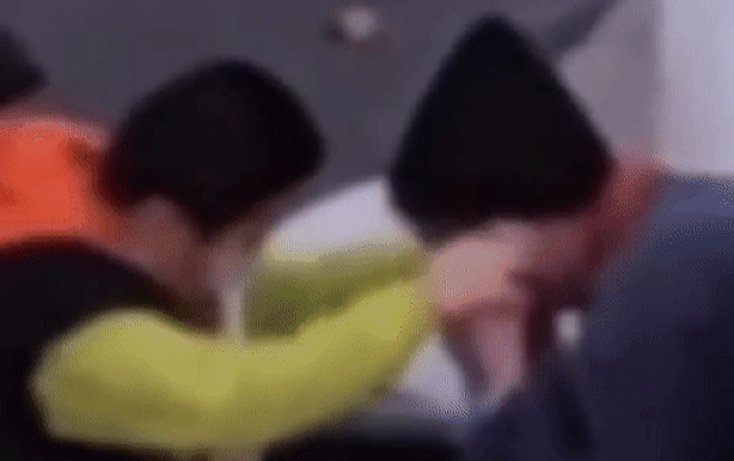 Thấy ông cụ lom khom nhặt rác mà không đeo khẩu trang, cậu bé hành động bất ngờ khiến ai cũng cảm động Ảnh 2