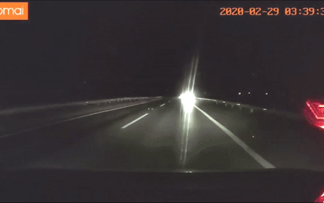 Clip: Hai ô tô chạy ngược chiều, bật đèn pha chói mắt trên cao tốc Nội Bài - Lào Cai lúc nửa đêm Ảnh 2