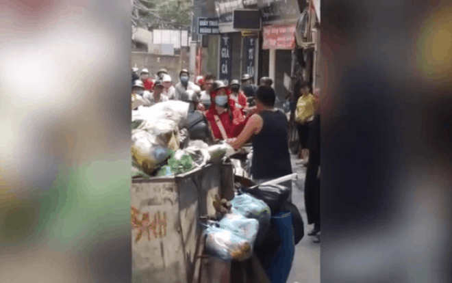 Hành động ‘kém duyên’ của cô gái đi xe SH khiến nhiều người bức xúc: Không nhường đường cho xe rác còn thản nhiên đứng bấm điện thoại Ảnh 2