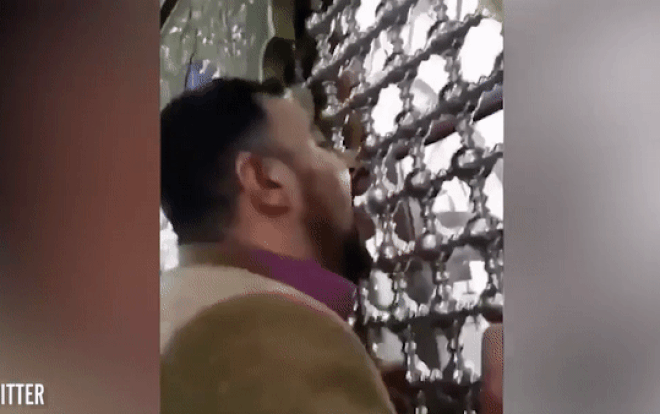 Tín đồ ở Iran liếm đền thờ, nói 'không quan tâm điều gì đang xảy ra' giữa dịch COVID-19 hoành hành Ảnh 2