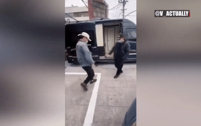 Chạm chân thay vì bắt tay - xu hướng chào hỏi mới giữa dịch COVID-19 gây sốt MXH Ảnh 2