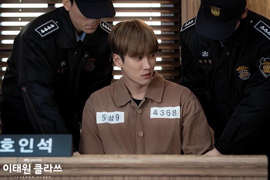 Jang Geun Won đã vào tù theo cách oan ức nhất là bị chính cha mình khai tử