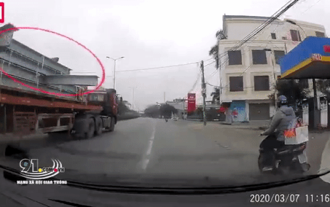 Clip: Xe đầu kéo chở 2 thanh thép lớn nhô ra ngoài lưu thông trên phố khiến nhiều người sợ hãi Ảnh 2