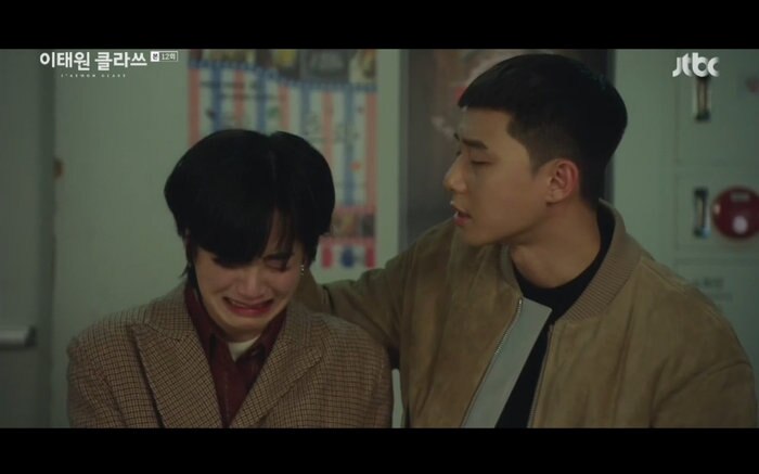 Park Sae Ro Yi động viên Ma Huyn Yi, anh luôn cố bảo vệ nhân viên của mình