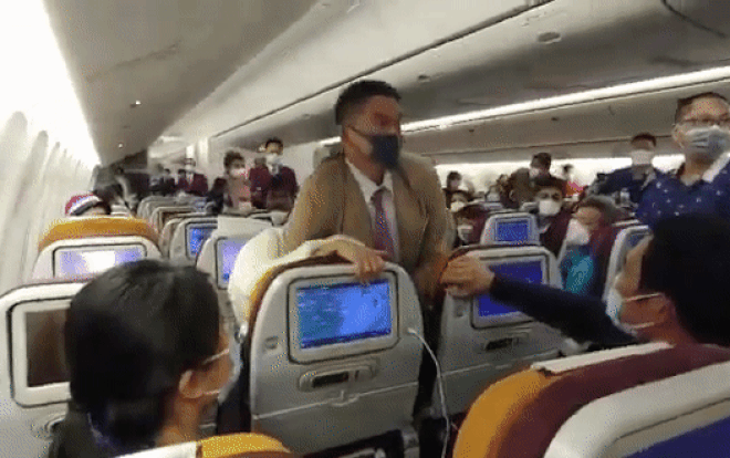 Giận dữ vì chờ kiểm dịch quá lâu, nữ hành khách Trung Quốc ho vào người tiếp viên Ảnh 2