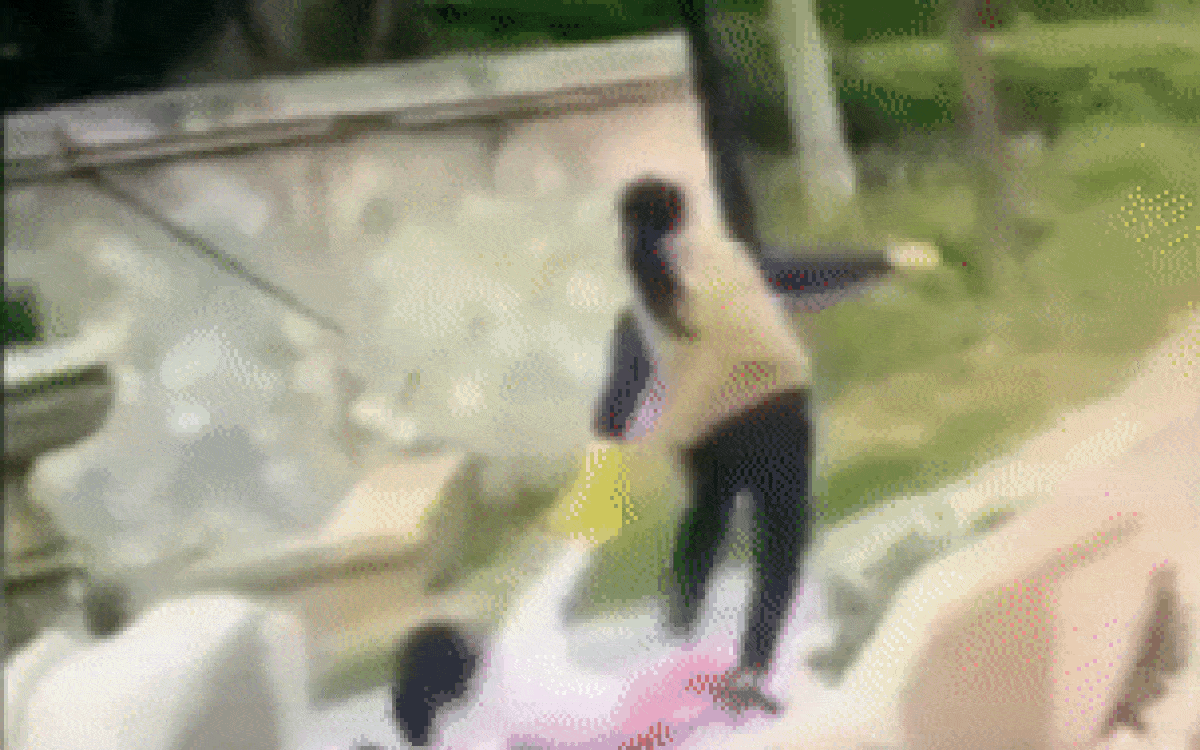 Cháu trai bị bé gái hàng xóm ăn hiếp, bà nội lao vào kéo lê 'hung thủ' hơn 10m Ảnh 2