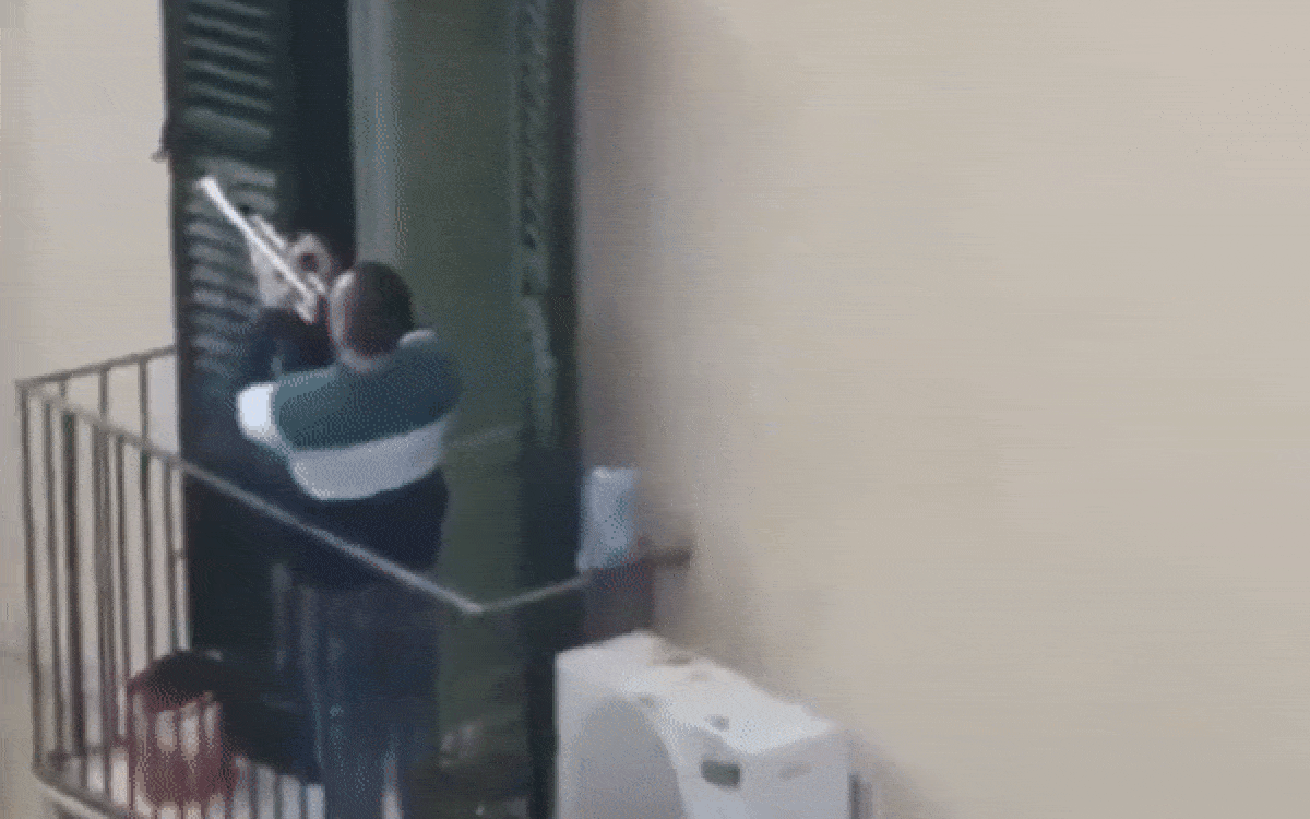 Người dân Ý chơi saxophone, nhảy múa ngoài ban công giữa lệnh phong tỏa vì Covid-19 Ảnh 2