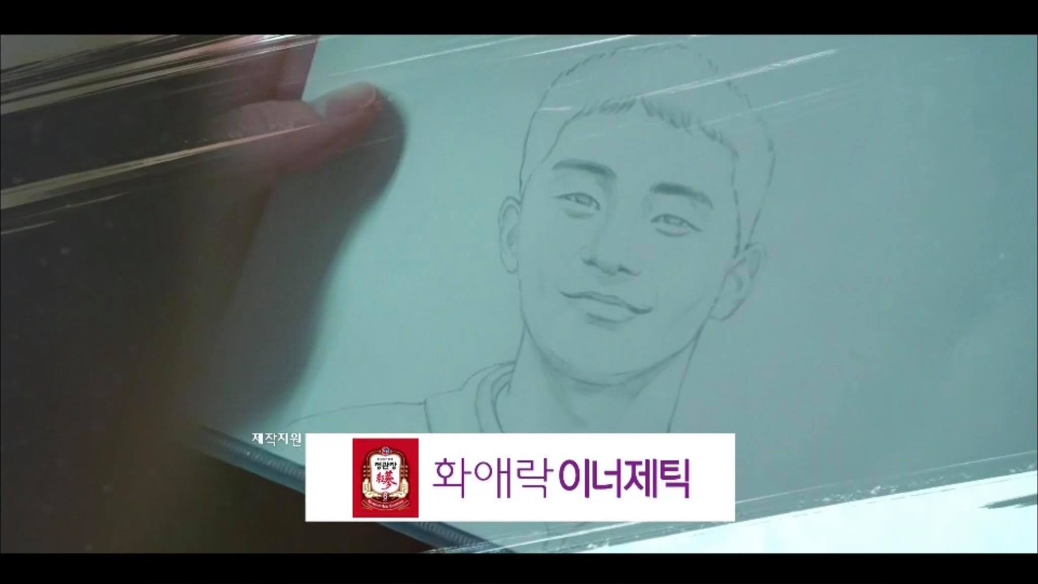 Anh tìm thấy bức ký họa chính mình và nhận ra tình cảm của anh dành cho Yi Seo.