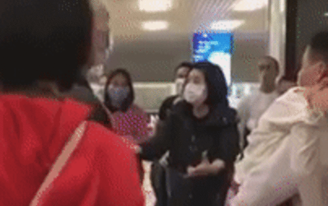 Nhóm người từ châu Âu về nước tránh dịch đòi tự cách ly, gây náo loạn sân bay Nội Bài Ảnh 2