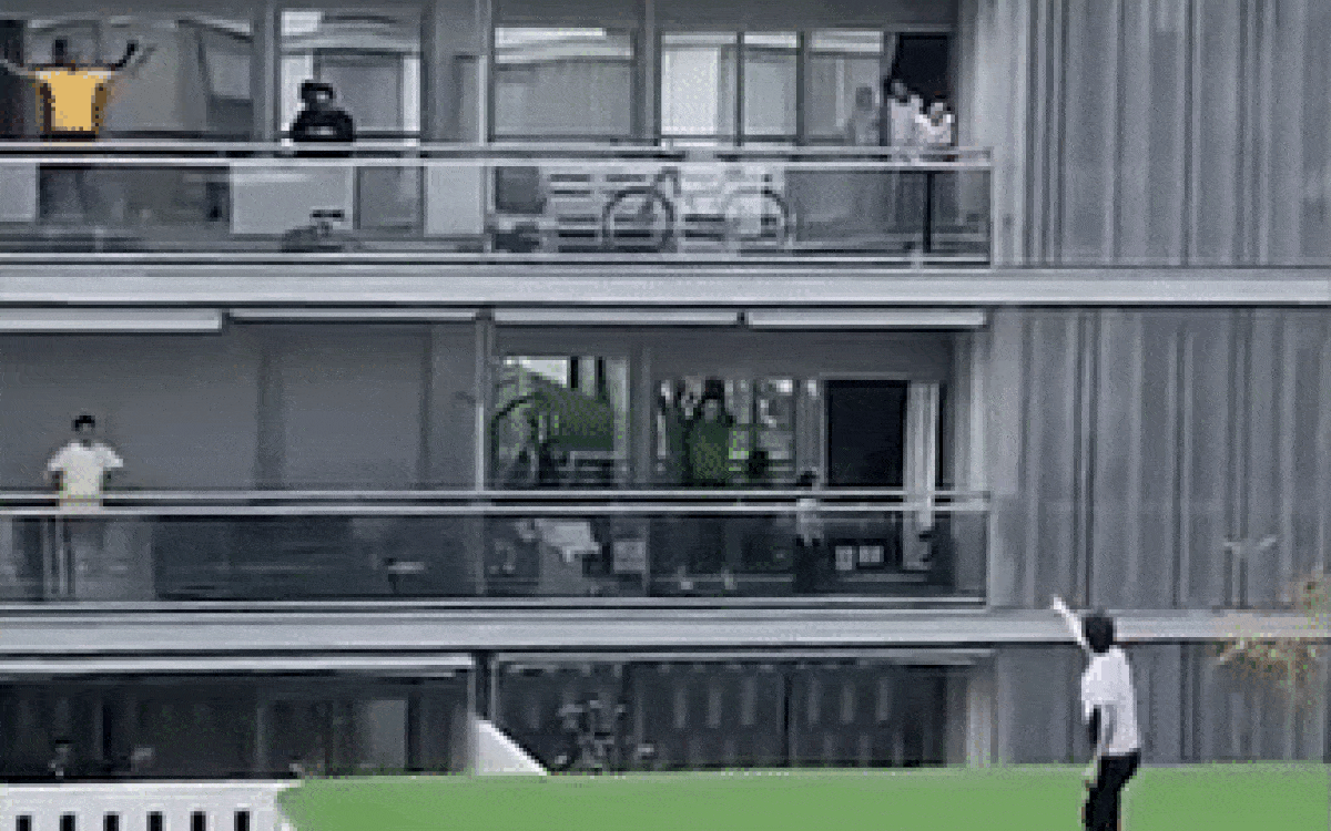 Phải cách ly vì COVID-19, huấn luyện viên thể hình trèo lên nóc nhà dạy cả xóm tập thể dục Ảnh 2