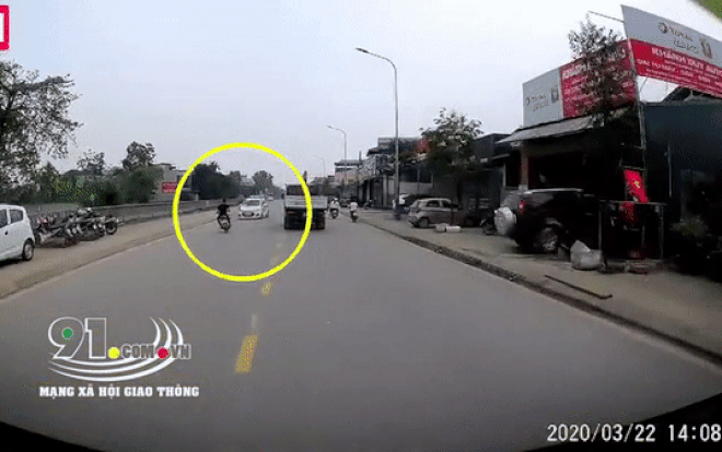 Clip nam thanh niên phóng nhanh vượt ẩu, tông vào xe taxi rồi lộn nhiều vòng trên cao Ảnh 2