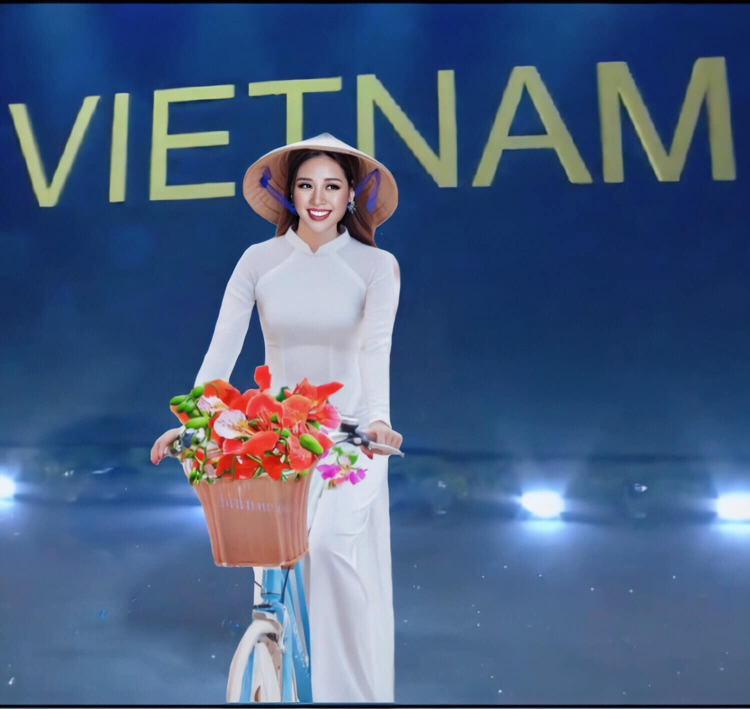 Khánh Vân Mặc áo Dài Trắng Chạy Xe đạp Trên Sân Khấu Miss Universe