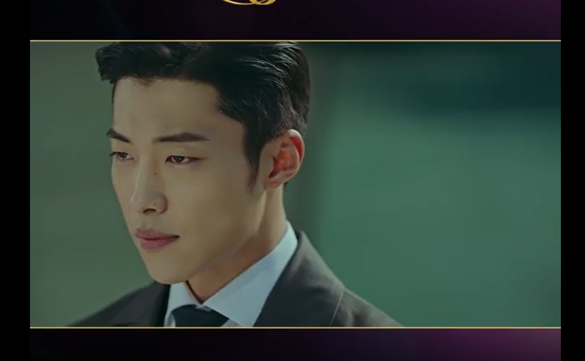 Đội trưởng đội cận về Jo Young với đôi mắt sắc lạnh