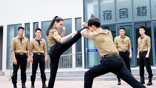 Ưu thế ngoại hình giúp Địch Lệ Nhiệt Ba dễ dàng hóa thân thành nữ vệ sĩ