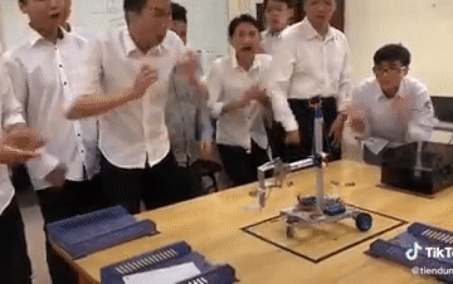 Clip: Nhóm sinh viên ĐH Bách Khoa Hà Nội vỡ òa cảm xúc khi chế tạo thành công robot xếp giấy trong vòng 6 ngày Ảnh 2