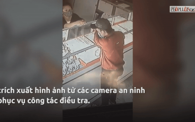 Clip: Nam thanh niên vờ hỏi mua vàng, giật 2 dây chuyền rồi nhanh chân tẩu thoát Ảnh 2