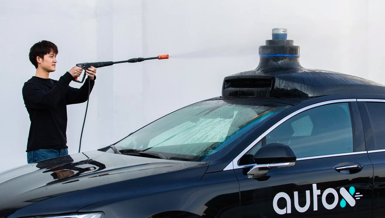 Súng bắn nước áp lực cao được “bắn” vào xe của AutoX để thử nghiệm cảm biến. (Ảnh: Handout)
