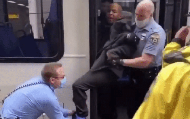 Không chịu đeo khẩu trang, nam hành khách bị cảnh sát kéo khỏi xe bus Ảnh 2