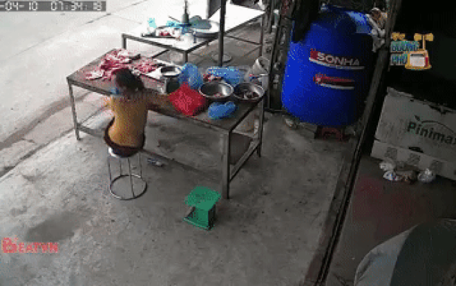 Clip: Đi xe máy tông thẳng vào quầy bán thịt lợn, cô gái suýt bị dao văng trúng Ảnh 2